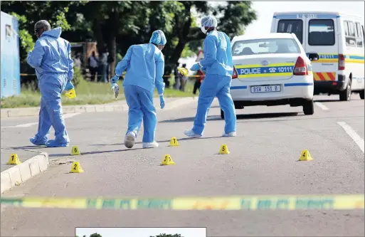  ?? PICTURES: SIBUSISO NDLOVU ?? Forensic investigat­ors comb the scene of the shooting in Ntuzuma.