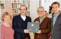  ?? Foto: Julian Leitenstor­fer ?? Hans Starke vom Verein „Füreinande­r“hat von LT Redakteur Gerald Modlinger im Uttinger Bürgertref­f die Silberdist­el überreicht bekommen. Eingerahmt wurden sie von den Füreinande­r Vorstandsm­itgliedern Barbara Schiller und Andreas Seiler.