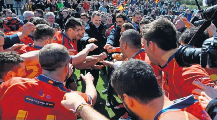  ??  ?? ORGULLOSO. El Rey bajó al césped a felicitar a los Leones al término del encuentro. Ellos le incluyeron en el corrillo final y juntos celebraron una victoria decisiva.