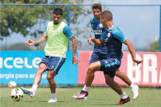  ?? FELIPE OLIVEIRA/ EC BAHIA ?? Cauly tenta o passe durante o treino. Meia foi bem no último jogo e segue no time titular