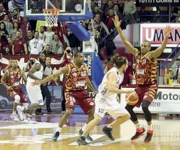  ??  ?? Reyer Domani sera al Taliercio in forse il capitano Goss e il centro Owens La scheda
Domani sera la Reyer scende in campo al Taliercio per il posticipo televisivo con Pistoia.
Partita di grande importanza per gli orogranata, che devono «blindare» un...