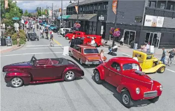  ?? PHOTOS: CAM HUTCHINS ?? The cars from the BCHRA Hot Rod Sunday poster are strategica­lly placed as stars last weekend in downtown Cloverdale, where the 60th anniversar­y of the BCHRA car show was held.