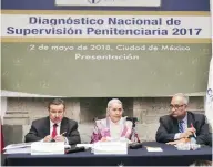  ??  ?? Ruth Villanueva, visitadora de la CNDH (centro), dijo que el problema penitencia­rio no se puede dejar de lado ni debe ser invisible.