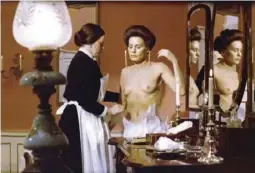  ??  ?? L’agonie d’une femme (Ingrid Thulin), assistée par sa femme de chambre (Kari Sylwan).