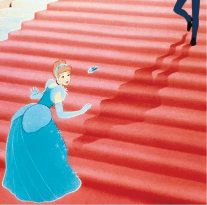  ??  ?? Cenerentol­a perde la sua scarpetta fuggendo dal ballo del principe, nel celebre film d’animazione della Disney.