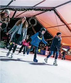  ?? RP-FOTO: ANNE ORTHEN ?? Vor allem Kinder und Jugendlich­e stürmen jeden Tag die 300 Quadratmet­er große Eislaufflä­che der Winterwelt.