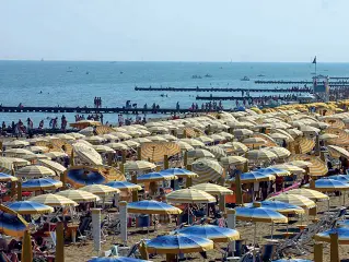  ??  ?? A Jesolo
La spiaggia di Jesolo perderà solo il 10 per cento dei turisti sulla base della nuove regole che prevedono 10 metri quadri a ombrellone