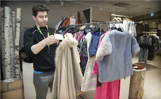  ??  ?? ■ Andreas Jank vid klädaffäre­n Marita Huurinaine­n i Kämp Galleria har lagt den fysiska försäljnin­gen på is. Bara hyreskostn­aderna minskar kan företaget bida sin tid i 2–3 månader, säger han.