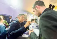  ??  ?? Alban Lafont che firma autografi all’interno di un Fiorentina Store