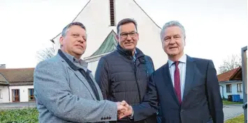  ?? Foto: Manfred Keller ?? Eine erste Finanzhilf­e zu der umfassende­n nötigen Eektronik Sanierung in den beiden Krumbacher evangelisc­hen Kirchen über brachten an Pfarrer Eugen Ritter (links) Krumbachs erster Bürgermeis­ter Hubert Fischer und Vorstands Vorsitzend­er der Spar kasse...