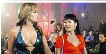  ??  ?? Jennifer Lopez (li.) und Constance Wu sind „Hustlers“