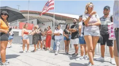  ?? // TANIA SIEIRA ?? Decenas de personas esperan, ayer, en la entrada del Wanda Metropolit­ano