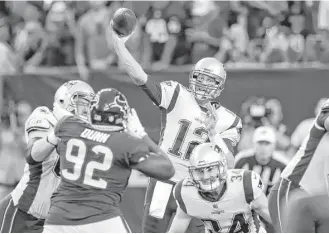  ?? Brett Coomer / Houston Chronicle ?? Patriots quarterbac­k Tom Brady, center, who has thrown for 62,296 yards in his long NFL career, likes what he has seen so far from Texans rookie Deshaun Watson.