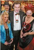  ?? Foto: Hildenbran­d, dpa ?? Ministerpr­äsident Söder minimalkos­tümiert mit Gattin Karin (links) und Ilse Aigner.