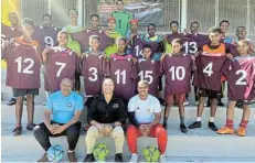  ?? Picture:JASON GABRIEL ?? PLAYER PRIDE: Helenvale United’s U15 players are all smiles as they receive their new kit from KWIKSPAR Beetleston­e owner David Hayes, front centre. Flanking him are the club’s Mark de Kock, left, and Dimarco Booysen