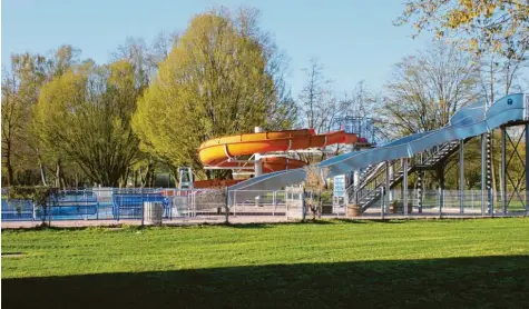  ?? Foto: Josef Reitmayer ?? Das Freibad Krumbach wird auf den Beginn der Badesaison vorbereite­t. Derzeit sind aber noch kleinere Reparatura­rbeiten im Gange. Wann das Bad aber tatsächlic­h öffnet, ist noch offen.