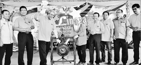  ??  ?? Awang Tengah, assisted by Simoi, hits the gong to launch Lingga Festival 2017 while Julaihi (second left) and others look on.