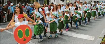  ??  ?? Der Kindergart­en Arche Noah hatte die kleine Raupe Nimmersatt dabei.