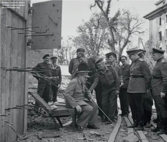  ??  ?? Winston Churchill, Hitlers nemesis, besöker platsen där hans fiende dog.