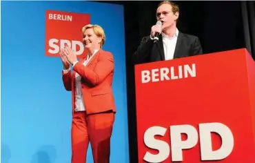  ?? Foto: dpa/Maurizio Gambarini ?? Eva Högl, Spitzenkan­didatin der Landeslist­e, zusammen mit Michael Müller beim Parteitag.