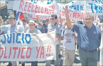  ??  ?? El PLRA, con sus principale­s dirigentes realizó marchas contra la enmienda y el senador Luis Wagner dijo que harían una contramarc­ha, que quedó finalmente en nada.