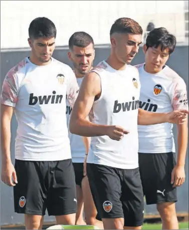  ??  ?? Carlos Soler, Gayà, Ferran y Kang-in Lee, en un entrenamie­nto del Valencia de la presente temporada.