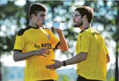  ?? Foto: Andreas Lode ?? Hainhofens Trainer Nikola Mukanov (rechts) instruiert Elias Luigart, der dann den 4:3-Siegtreffe­r gegen Batzenhofe­n erzielte.