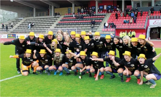  ?? Bilder: Torbjörn Arvidsson ?? Hela gänget samlat med guldhattar på efter slutsignal­en på Edsborg där matchen mot Skepplanda slutade 0-0. Resultatet betyder att TFK HIS vinner division 2 Nordvästra Götaland och spelar i ettan nästa år.