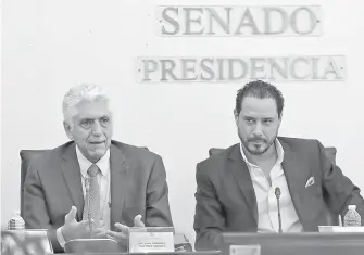 ?? LAURA LOVERA ?? Germán Arturo Martínez Santoyo (izq.) comparece en el Senado de la República