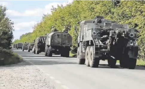  ?? // REUTERS ?? Un convoy militar ruso se dirige a la línea del frente en la región ucraniana de Járkov