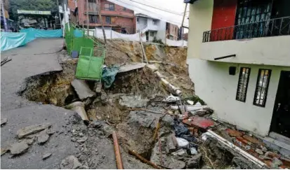  ?? FOTO MANUEL SALDARRIAG­A ?? Las crecientes de la quebrada La Madera se llevaron de forma progresiva parte de la banca en la calle 21 con carrera 62 de Bello. La solución va para largo.