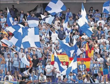  ??  ?? La afición del Málaga, durante un partido del equipo blanquiazu­l en La Rosaleda.