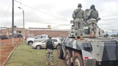  ??  ?? El fiscal Osmar Legal encabeza uno de los procedimie­ntos en las inmediacio­nes del penal de PJC.
Tras la huida de los criminales del PCC, nuevamente instalaron un destacamen­to militar frente mismo al reclusorio.