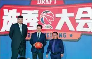  ?? XINHUA ?? Jiang Yuxing (center) poses with CBA President Yao Ming after the youngster was selected as the No 1 pick in the CBA Draft on Sunday in Beijing. Jilin landed the guard from Henan.