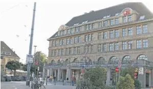  ?? ARCHIVFOTO: LS ?? Die Zentrale der Caritas in Krefeld ist neben dem Hauptbahnh­of im Hansahaus, in dem unter anderem auch die Kleidertru­he untergebra­cht ist.