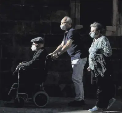  ?? Ferran Nadeu ?? Pensionist­as pasean por una calle del Gòtic de Barcelona.