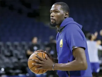  ?? MARCIO JOSE SANCHEZ — THE ASSOCIATED PRESS ?? Golden State Warriors’ Kevin Durant prepares to shoot during practice Wednesday in Oakland The Golden State Warriors face the Cleveland Cavaliers in Game 1 of the NBA Finals today in Oakland.