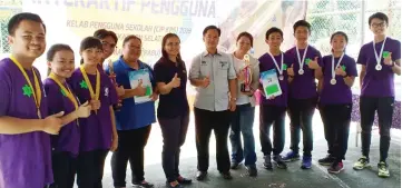  ??  ?? The SMK Kuching High team in a photocall with Marrianee (sixth left) and Sa’adi (seventh left).