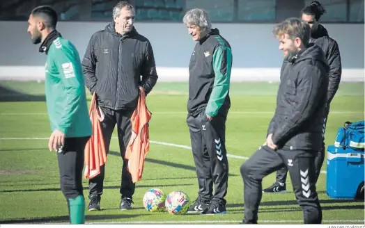  ?? JUAN CARLOS VÁZQUEZ ?? Manuel Pellegrini observa el entrenamie­nto del Betis junto a sus ayudantes, Rubén Cousillas y Fernando, en la ciudad deportiva Luis del Sol.