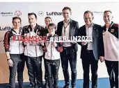  ?? FOTO: SOD/S. HOLTZEM ?? Am Frankfurte­r Flughafen: Thomas Gindra, Alfons Hörmann, Frank Busemann (v.r.) und Katrin Holtwick (hinten) mit den „Gesichtern des Teams“.