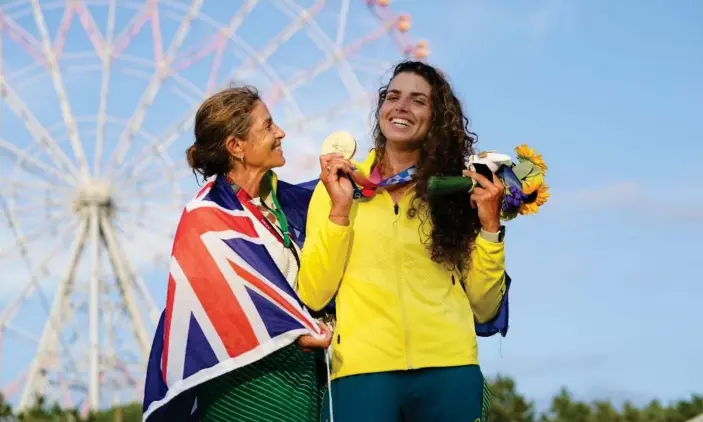  ?? Photograph: Joe Giddens/AAP ?? Jess Fox celebrates with her mum and coach Myriam Fox-Jerusalmi after winning gold.