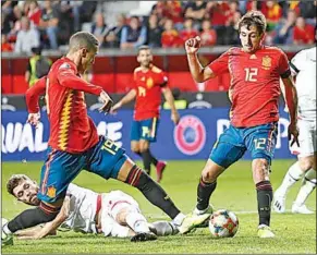  ??  ?? Rodrigo schiet de 1-0 binnen voor Spanje.
(Foto: Goal)