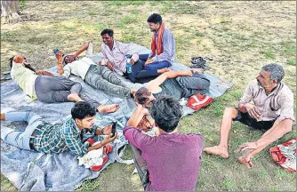  ?? AP ?? Labourers take a break from work to rest on a hot afternoon in Lucknow on Tuesday