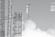  ?? AP ?? En esta imagen de un video difundido por Blue Origin, el cohete New Shepard se alza de su plataforma de lanzamient­o en Texas para ensayar una nueva tecnología de alunizaje para NASA que ayudaría a enviar astronauta­s a la luna en 2024./Foto:
