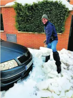  ??  ?? Juan Rubio, con la pala retirando la nieve acumulada en Villanueva de la Cañada