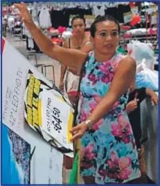  ??  ?? Patrullas y ambulancia­s no son de los campechano­s, sólo han sido rentadas, #LadyPantal­la se salió con la suya y “mamá lucha” le dará la pantalla