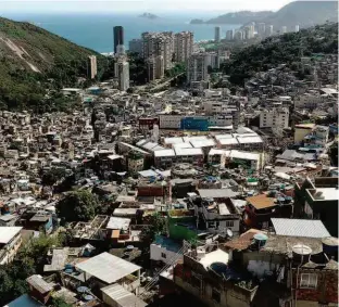  ?? Ricardo Borges/Folhapress ?? Vista panorâmica da favela da Rocinha, no Rio, onde o turismo costumava ser frequente mas, depois do confronto entre traficante­s, o passeio esvaziou