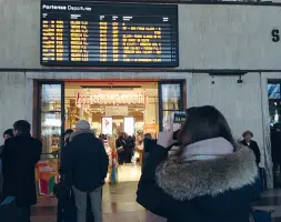  ??  ?? Il tabellone della partenze, ieri, alla stazione di Santa Maria Novella