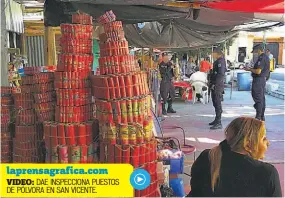  ??  ?? Vigilados. Luego del recorrido en los 64 puestos, agentes de la DAE informaron no haber encontrado productos prohibidos, pero que se vigila “en distintas formas”.