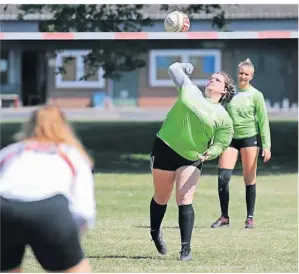  ?? FOTO: OLEKSANDR VOSKRESENS­KYI ?? Sabrina Schmalbach (M.) beim Angriffssc­hlag gegen Hannover. Der TV Voerde setzte sich in vier Sätzen durch.